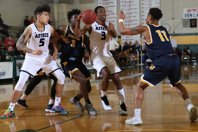 Biggs scores 34 as Aztecs men's basketball advance to NJCAA Division II Final Four